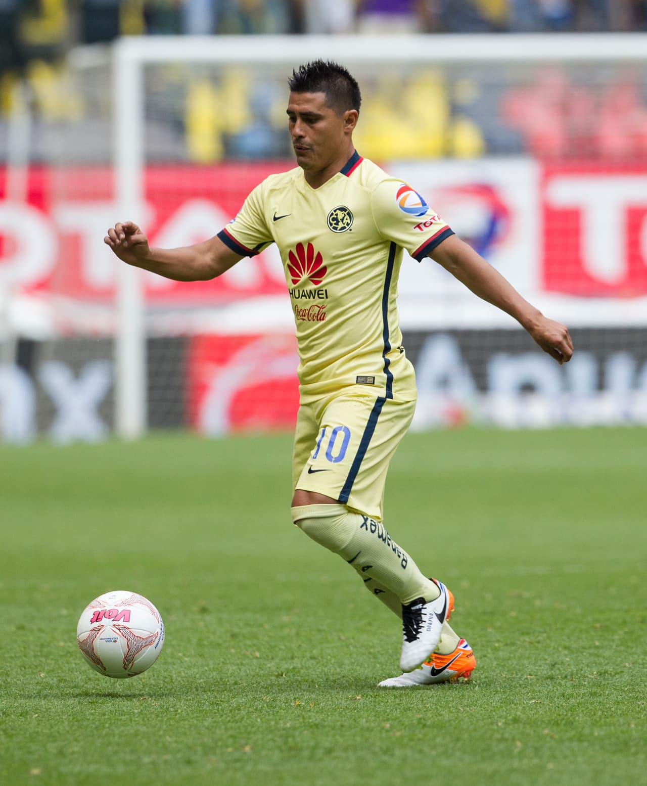 Osvaldo Martínez, América.- El jugador de las Águilas se mantiene dentro de los mejores 11 del torneo, teniendo 85 puntos hasta el momento, con un valor de $8.5 millones.