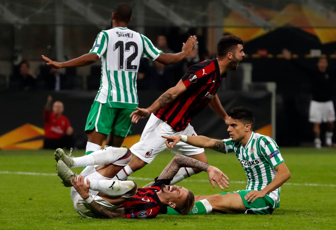 Sin embargo, el juez no sancionó nada y aseguró que la jugada el lícita. Las protestas no se hicieron esperar por parte del Milan.