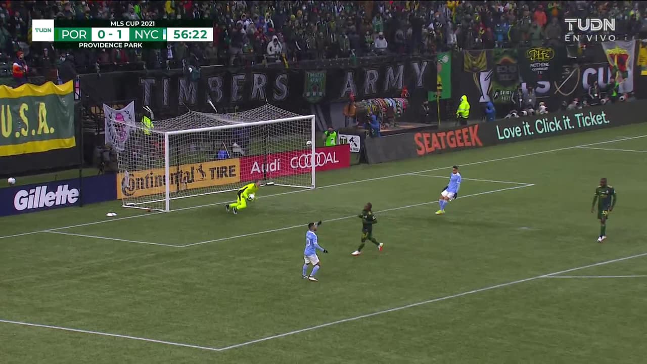 ¡TIRO ATAJADO! disparo por Santiago Rodríguez.