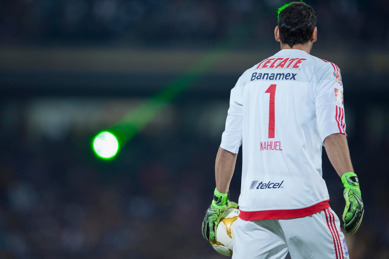 El Oso.- El arquero de Tigres estuvo por "comerse" un gol de media cancha cuando inició el segundo tiempo, el portero del conjunto universitario casi se mete con todo y balón dentro de la portería, pero pudo sacarla de milagro para enviar el balón al psote y a su vez se fuera por un lado de la red.