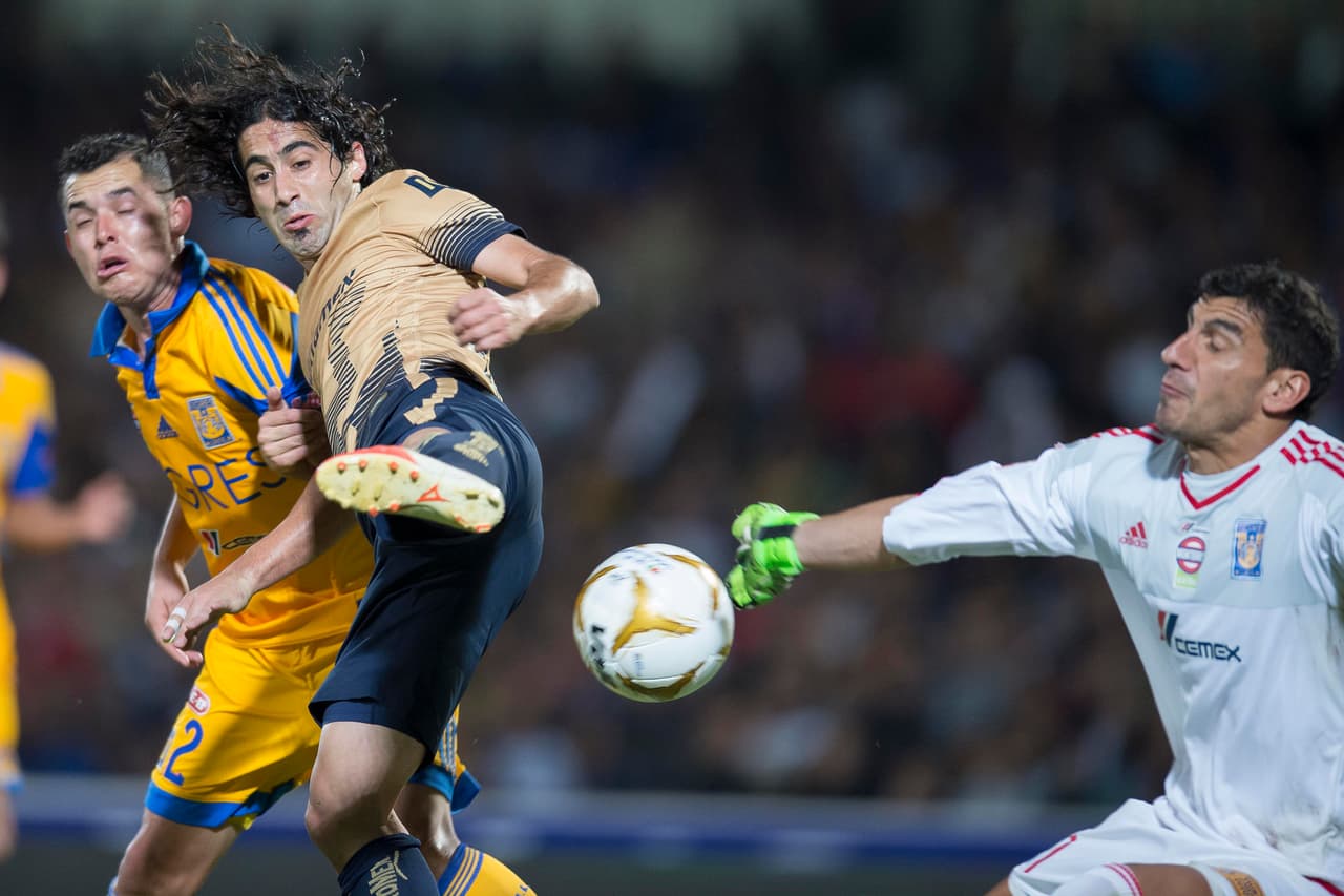 La Estrella.- El delantero uruguayo de los Pumas, Matías Britos, fue la estrella del partido en la Final de Vuelta del Apertura 2015, ya que estuvo presente en casi todos los goles que estuvo Pumas, ocasionando el primer gol al impedir que el arquero de Tigres pudiera atajar de manera correcta el esférico, quedando el rebote en los pies de Eduardo Herrera que definió sin mayor problema en los minutos finales del primer tiempo.