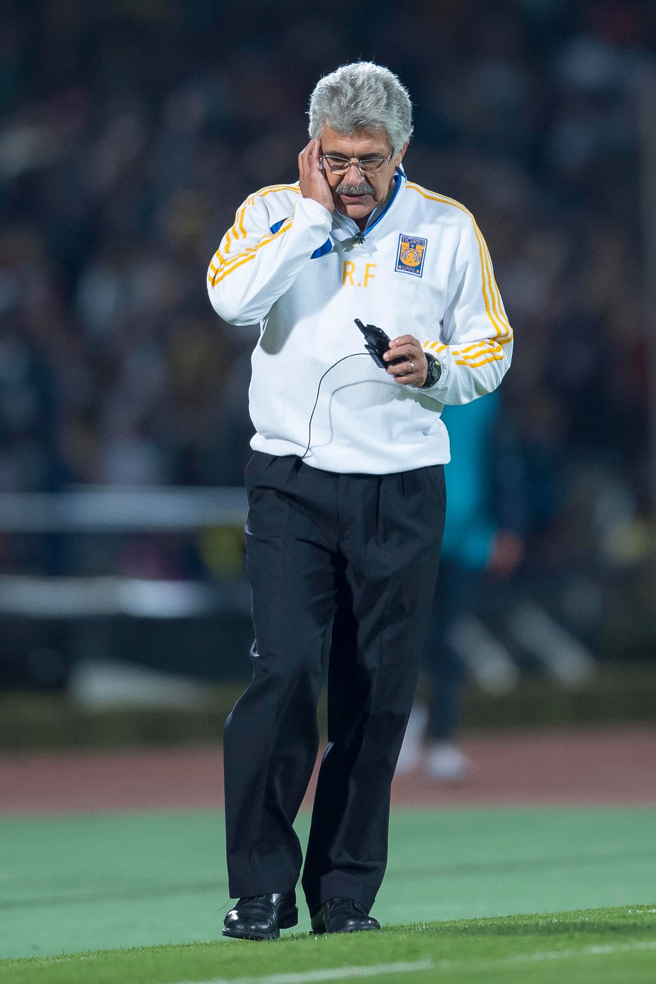 El 'Tuca' mando a la cancha a un equipo completamente diferente al que se vio el jueves en el 'Volcán', ya que salió el famoso "Tucamión" para intentar poner a todos los jugadores a defender, sacando del terreno de juego a Jürgen Damm y a Rafael Sobis.