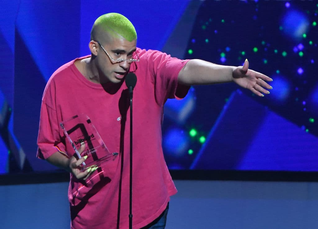 Bad Bunny se acaba de convertir en el primer artista en la historia que tiene 100 videos con más de 100 millones de views.
<br>