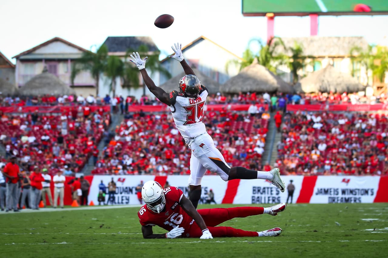 Jamel Dean interceptó el pase de Murray y fue clave para conseguir el triunfo sobre los Cardinals.