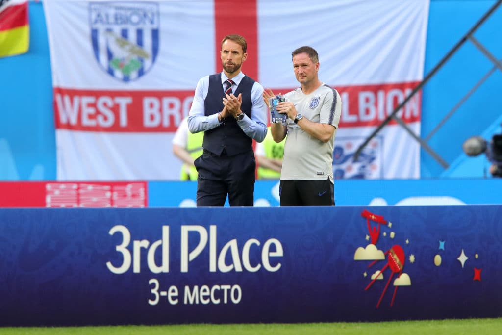 El técnico de Inglaterra, Gareth Southgate (izquierda), aplaude junto a uno de sus asistentes a la selección de Bélgica.