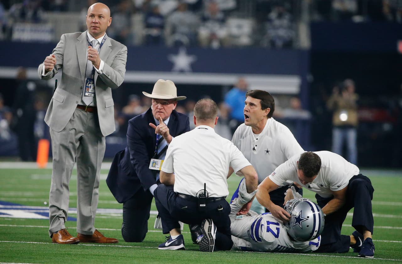 El equipo médico de los Dallas Cowboys acudió rápidamente en auxilio del receptor Allen Hurns.