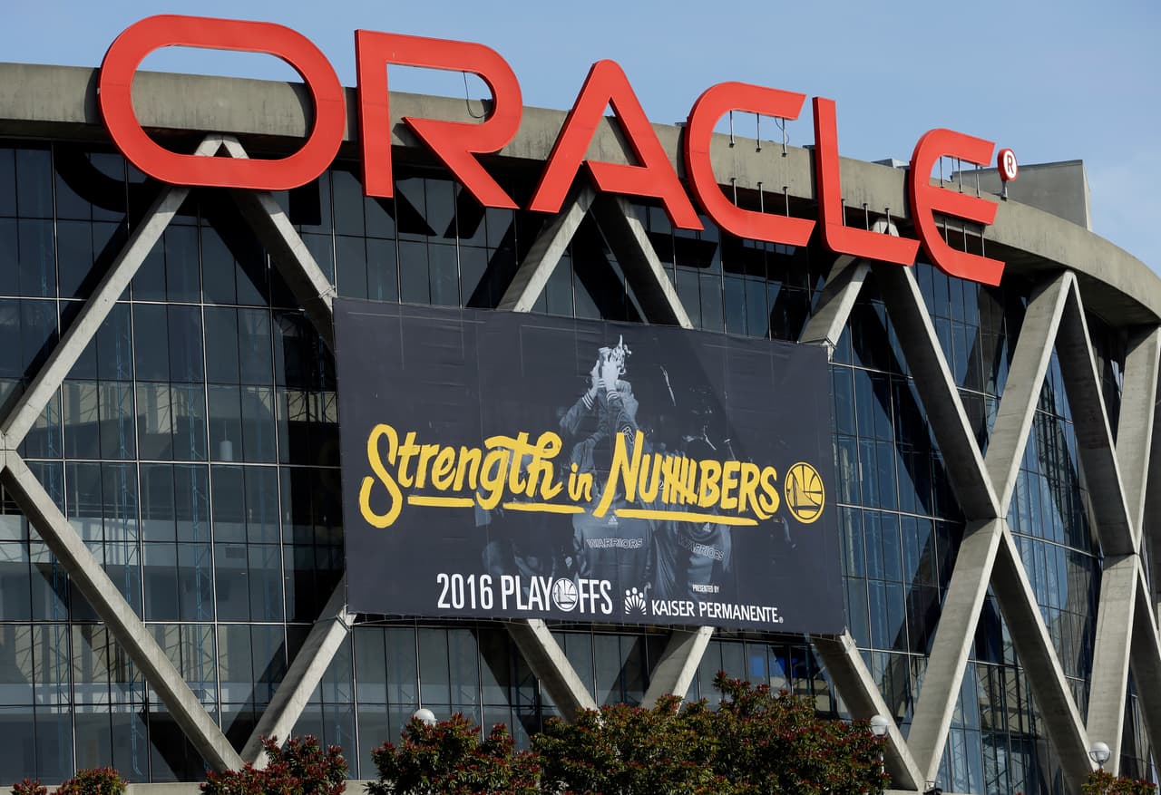 Oracle Arena vivió su última jornada NBA y muchos aficionados, entendiendo que así sería, acudieron al llamado para despedir una casa que no volverá. Algunos dejaron sus firmas, sus recuerdos, su agradecimiento, y se llevan y atesoran los recuerdos para el resto de sus vidas por los éxitos y los buenos momentos que los Warriors les hicieron vivir ahí.