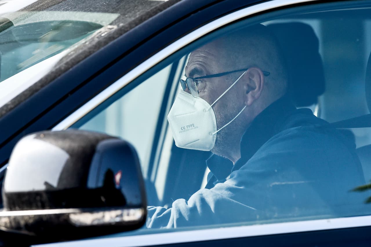 El entrenador de la Juventus, Maurizio Sarri, pone el ejemplo con el cubrebocas que deben portar los jugadores para evitar contagios.