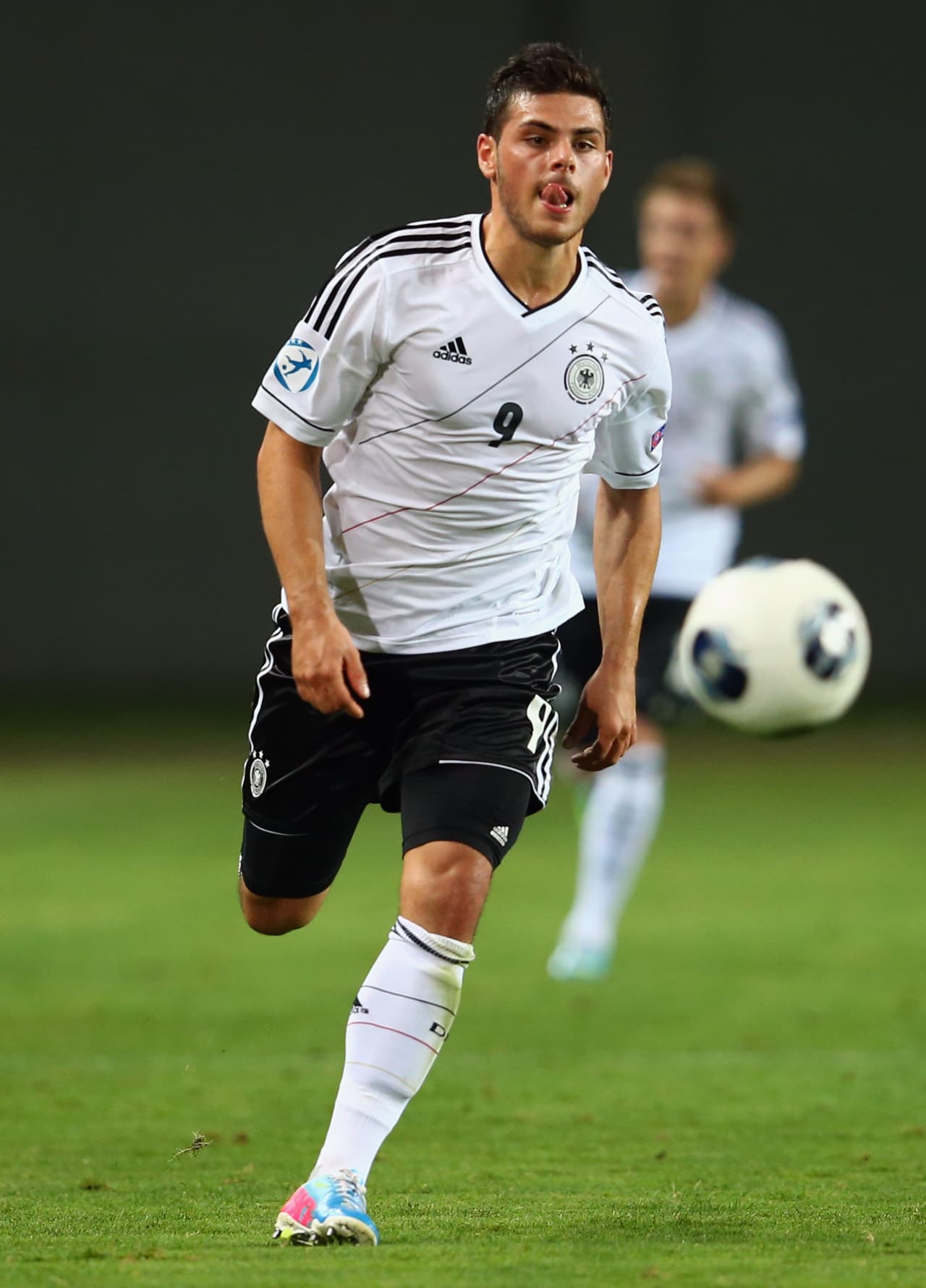 En el último año de Hernández en Leverkusen, los directivos le ficharon al goleador alemán Kevin Volland desde el Hoffenheim.