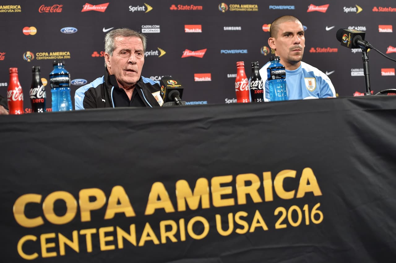 Los técnicos, entre ellos el de Uruguay, se quejaron de los largos desplazamientos que tenían que realizar de una ciudad a otra, incluso cuando se dirigían al estadio para los entrenamientos.