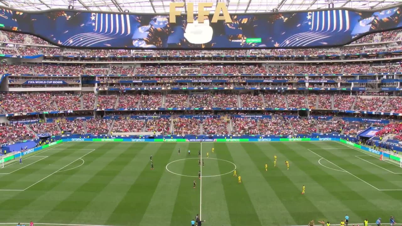 Arranca el partido y la pelota está en juego.