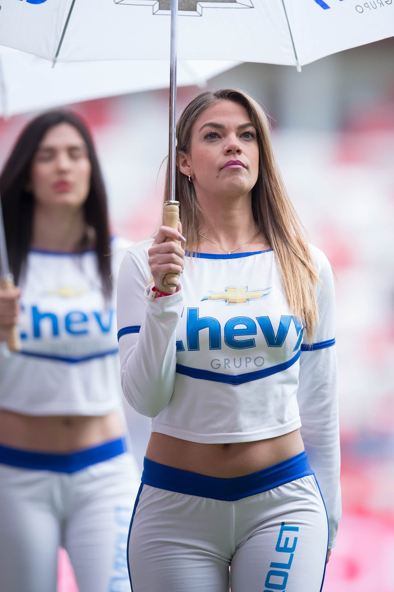 La belleza de las animadoras le dieron con su sensualidad el color a la jornada dominical en la definición de los últimos dos semifinalistas en la Liguilla del Clausira 2018.