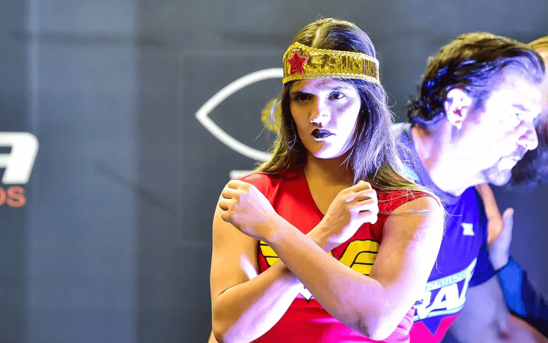 Peleadora de MMA somete y entrega a acosador en Brasil