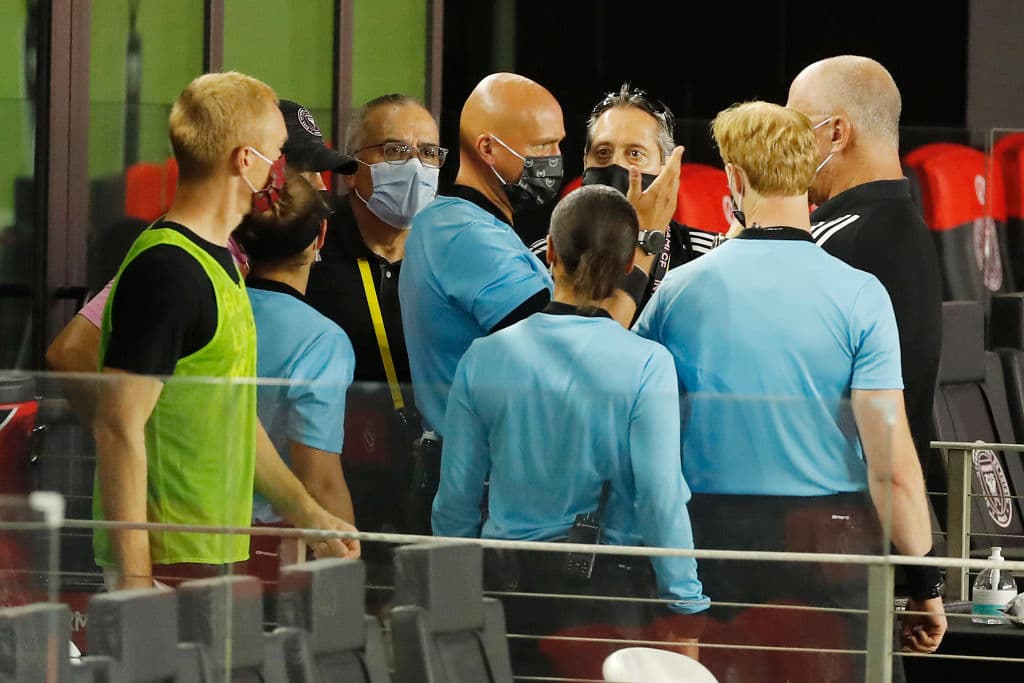 El árbitro Robert Sibiga hablando con los oficiales del juego.