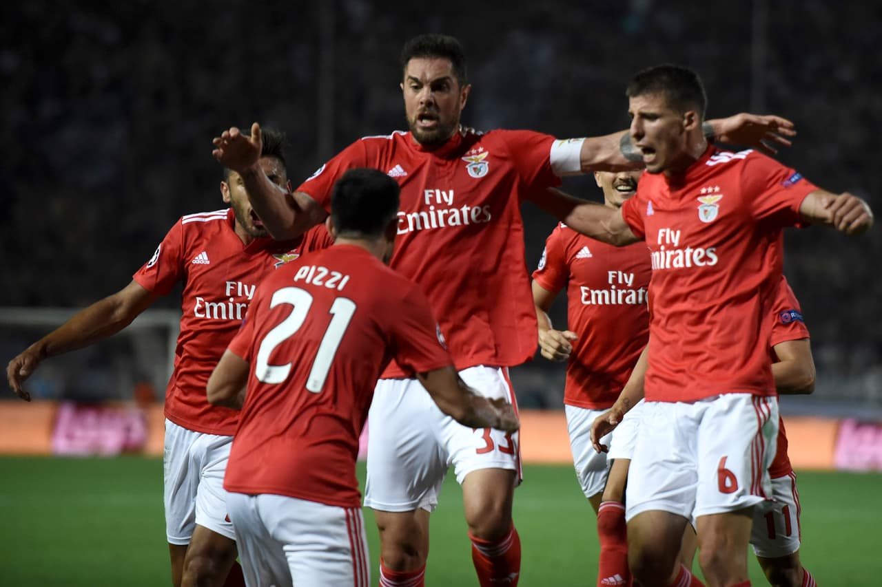 Benfica logró una remontada y clasificación para confirmarse de nuevo en la fase de grupos de Champions League con goleada 1-4 de visita a PAOK Salónica en Grecia y dejar el global 5-2 a su favor.