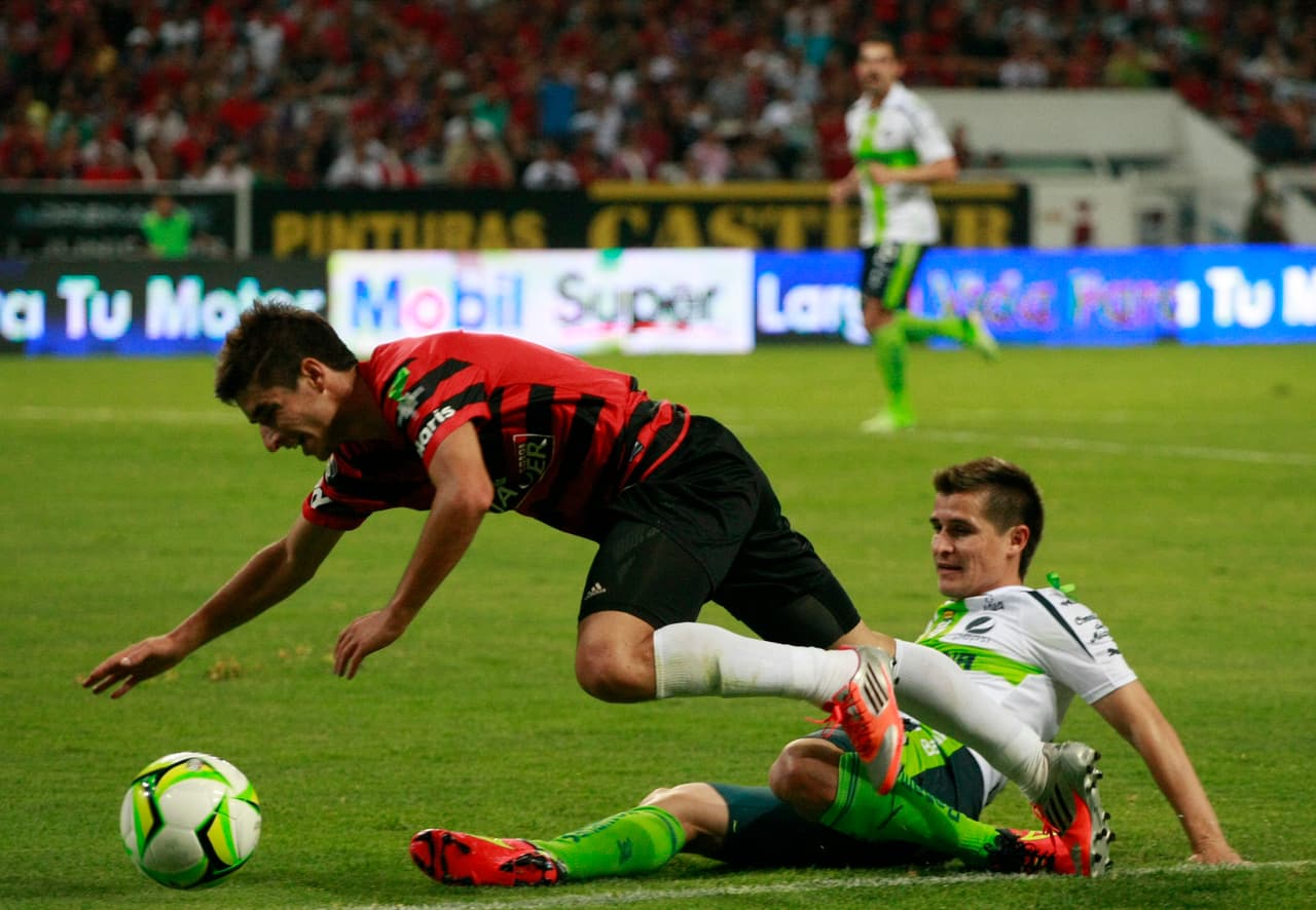 Isaác Brizuela actualmente juega en las Chivas, desde el 2015, pero tuvo su pasado en los Zorros. En el año 2013 jugó en la vereda de enfrente, a préstamo por seis meses.