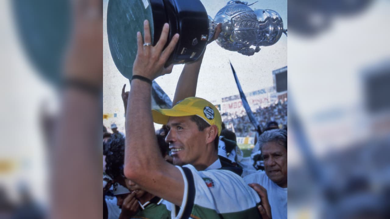 Jared Borgetti | Jugando para Santos, el ‘Zorro del Desierto’ ganó la Liga y el título de goleo con trece tantos en el Verano 01.