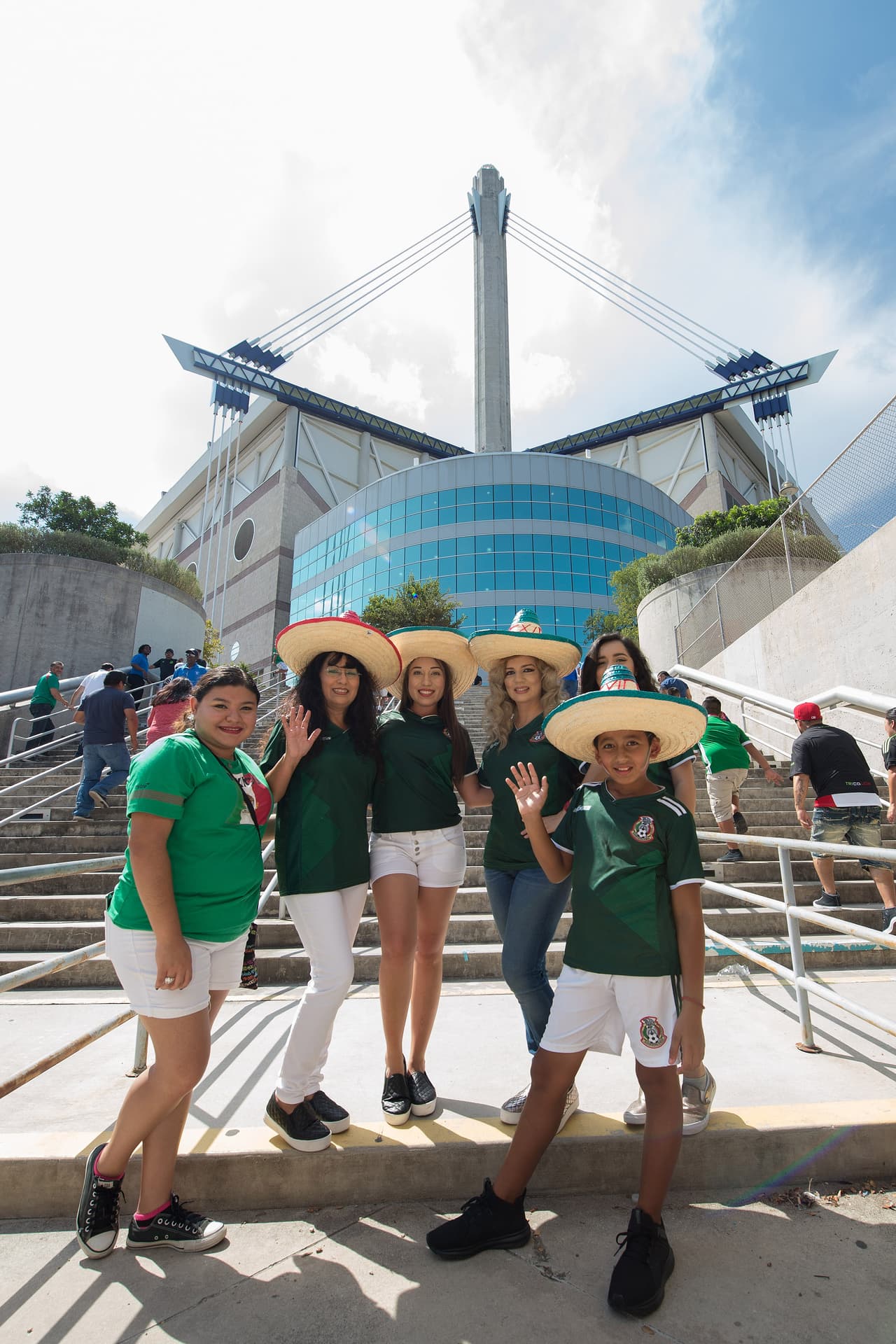 Muchos llegaron en familia para apoyar al equipo de Juan Carlos Osorio.