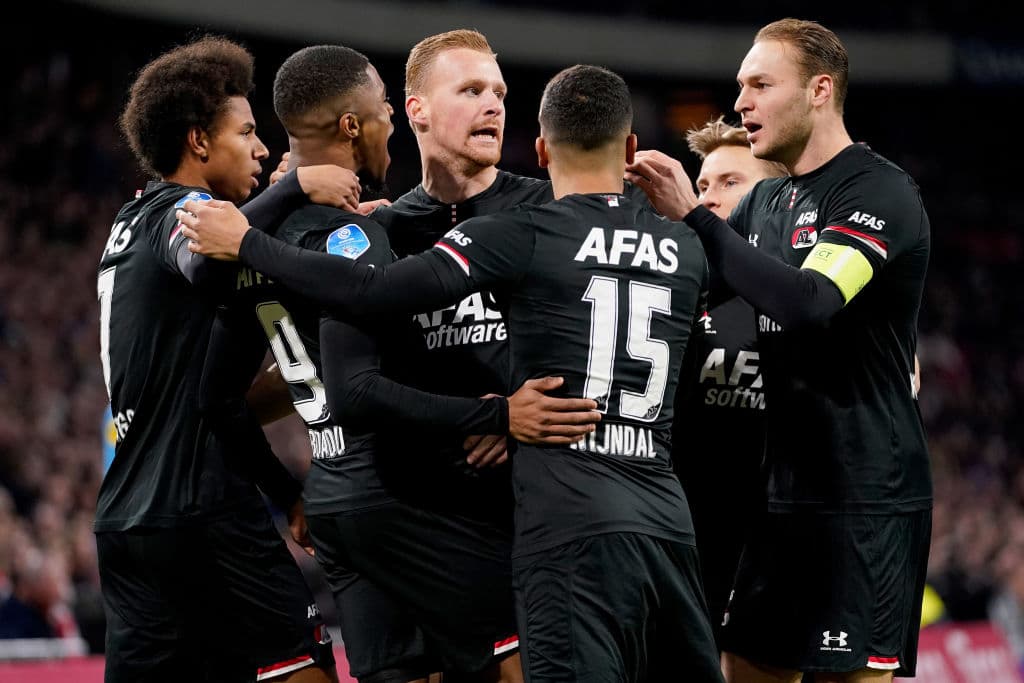 Ambos tienen 53 puntos.