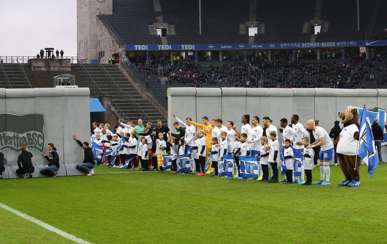 Durante la ceremonia previa al partido entre Hertha BSC y RB Leipzig, realizaron un emotivo homenaje al suceso de 1989.