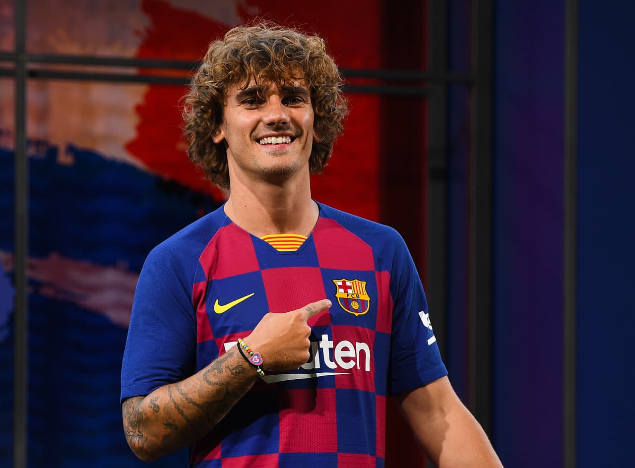 <b>2- Antoine Griezmann.</b>
<br>
<br>FC Barcelona pagó 120 millones de euros por el campeón del mundo al Atlético de Madrid para formar uno de los tridentes más peligrosos del mundo: Messi-Suárez-Griezmann.
<br>