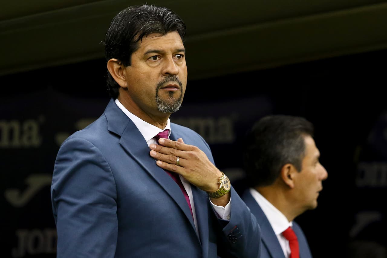 El técnico Saturnino Cardozo y una gran oportunidad para que sus Chivas llegaran a la cima del Clausura 2019.