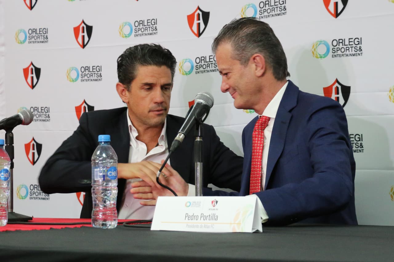 Alejandro Irarragorri, propietario del Atlas (izq.); Pedro Portilla, presidente del Atlas (der.); y Leandro Cufré, técnico del Atlas; estuvieron en la presentación de Grupo Orlegi en el estadio Jalisco, donde dejaron en claro que van por la gloria en la Liga MX.