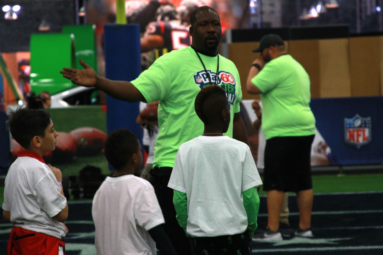 Anthony Muñoz, miembro del Salón de la Fama desde 1998, compartió su experiencia con niños y jóvenes de Houston en el lunes previo al Super Bowl LI.