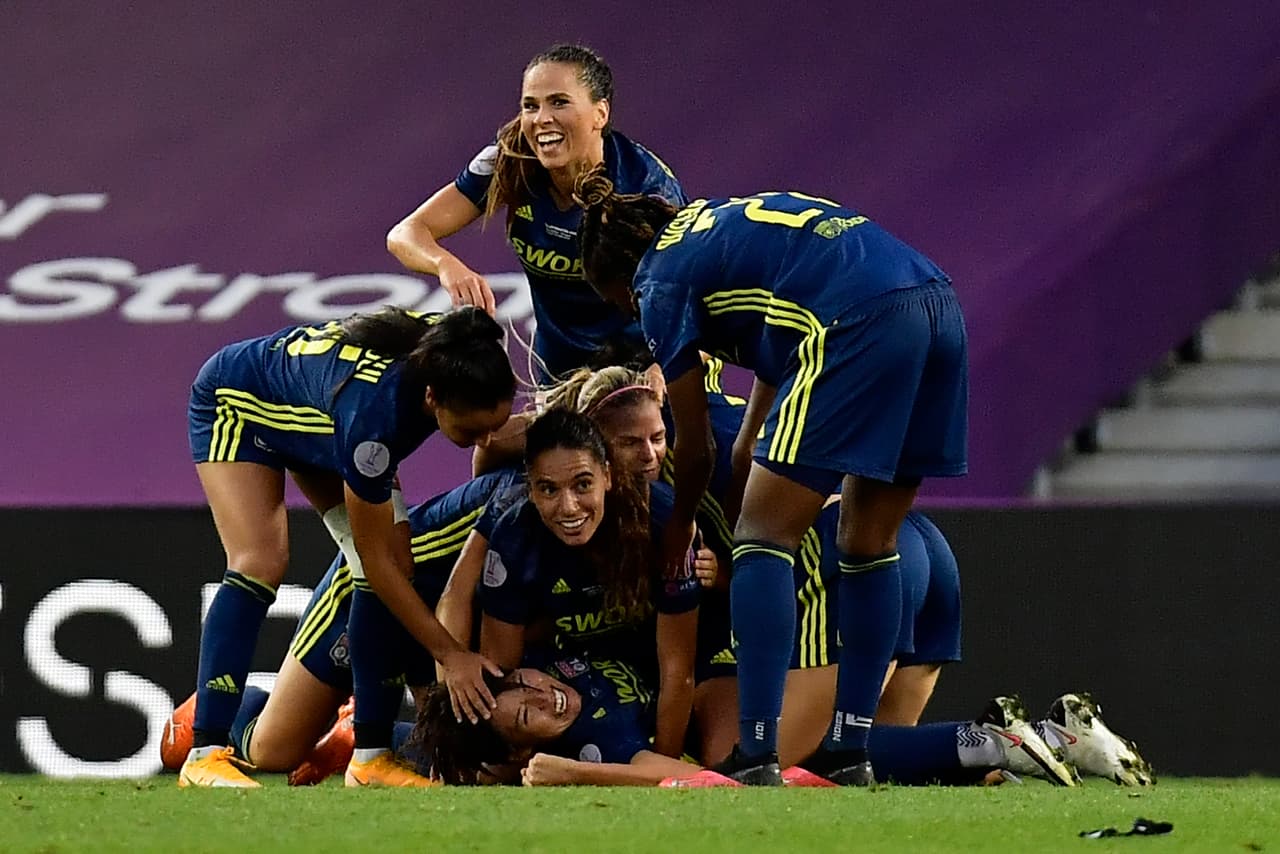 Saki Kumagai, en el campo, celebra con sus compañeras el segundo gol de la velada.