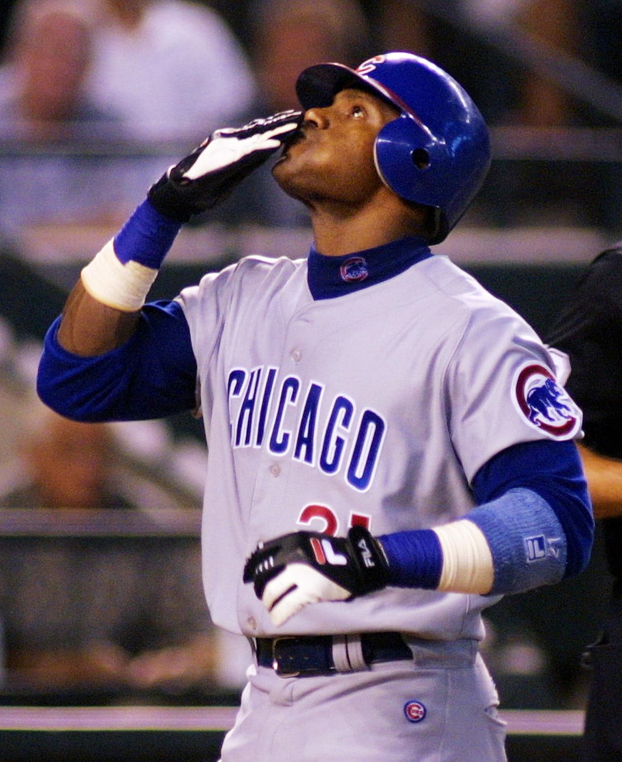 En medio de semejante sequía, el exjardinero dominicano Sammy Sosa fue una de las grandes figuras de los Cubs. Sin embargo, un escándalo por usar un bate de corcho en 2003 y luego conocerse que en ese año dio positivo hizo que cayera en desgracia con el club.