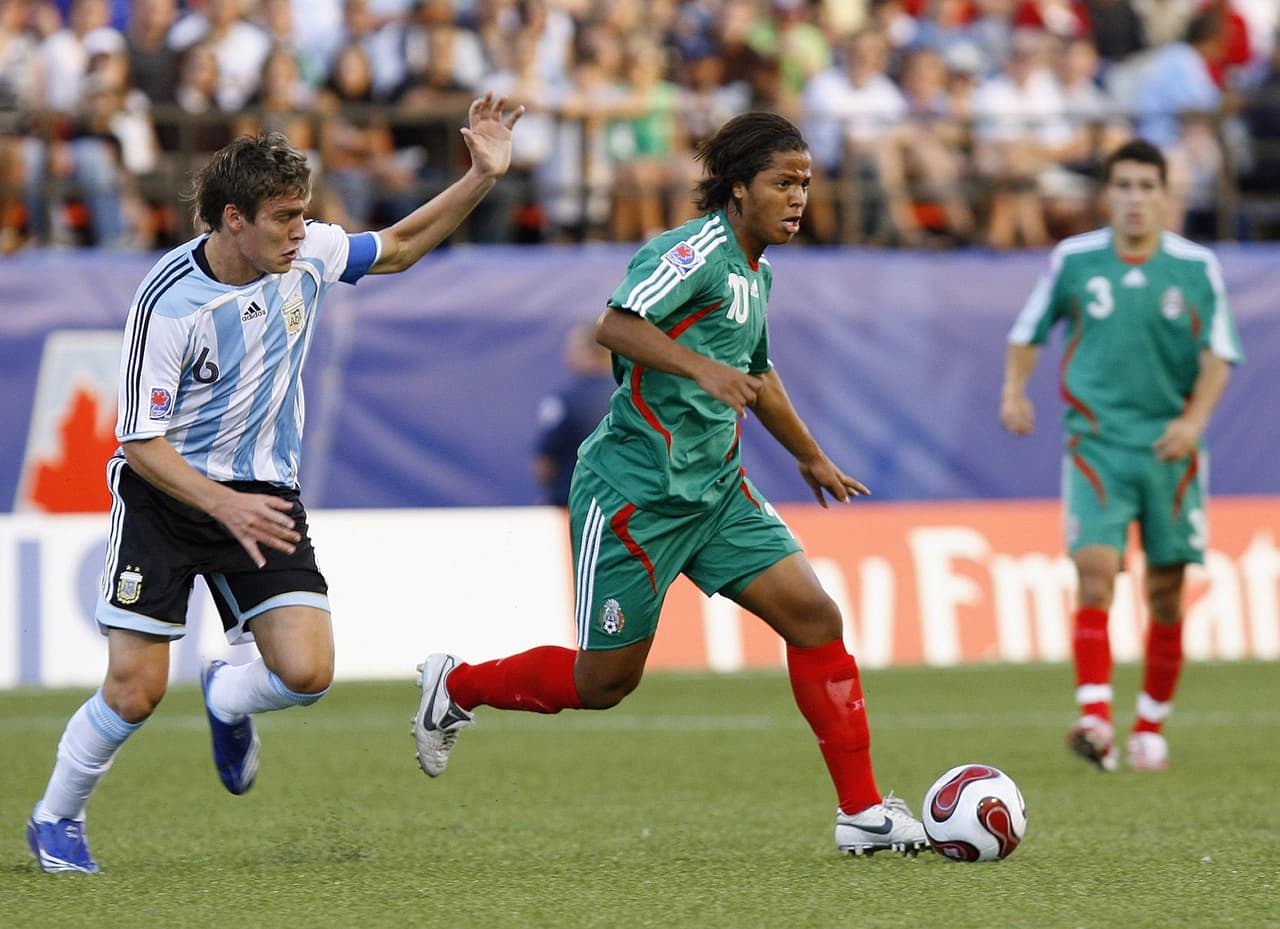 Giovani dos Santos debutó con 18 años, 4 meses y 1 día con la selección mexicana siendo el sexto más precoz.