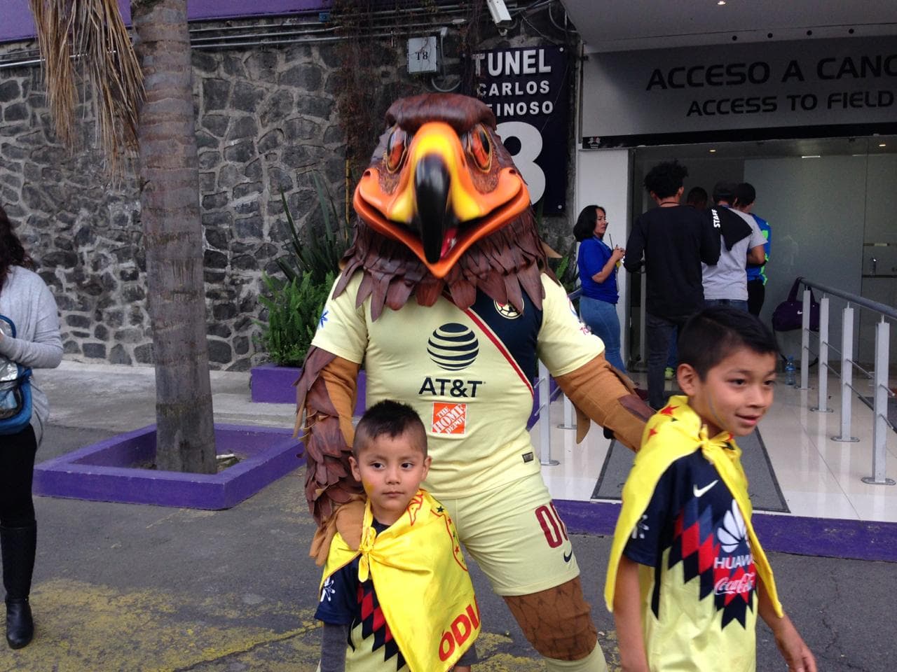 La mascota del América fue el centro de atención en los minutos previos al partido.