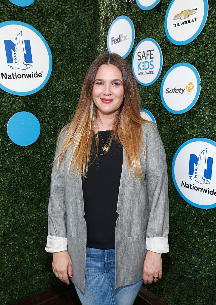 “Iba a clubes nocturnos y faltaba a la escuela, robaba el auto de mi madre... estaba fuera de control”, agregó Drew sobre su comportamiento.
<br>