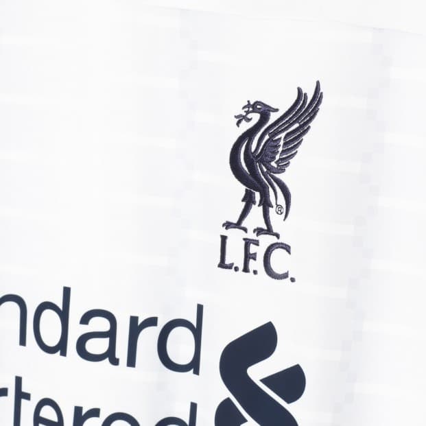 El nuevo campeón de la UEFA Champions League ha dado a conocer su segunda piel para la siguiente temporada en la que no solo tendrá el reto de sostener su corona europea, sino pelear por ganar la Premier. Este kit será blanco con algunos detalles rojos y azules oscuros.