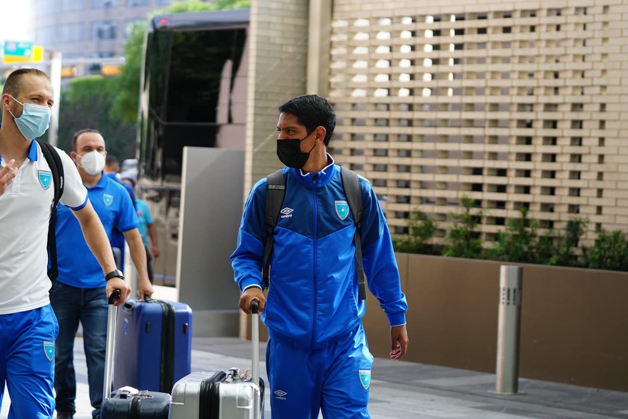 Tras el sorpresivo abandonó de Curazao por contagios de coronavirus, el combinado de Guatemala ya está en Dallas para jugar este domingo ante El Salvador por el Grupo A de la Copa Oro 2021.