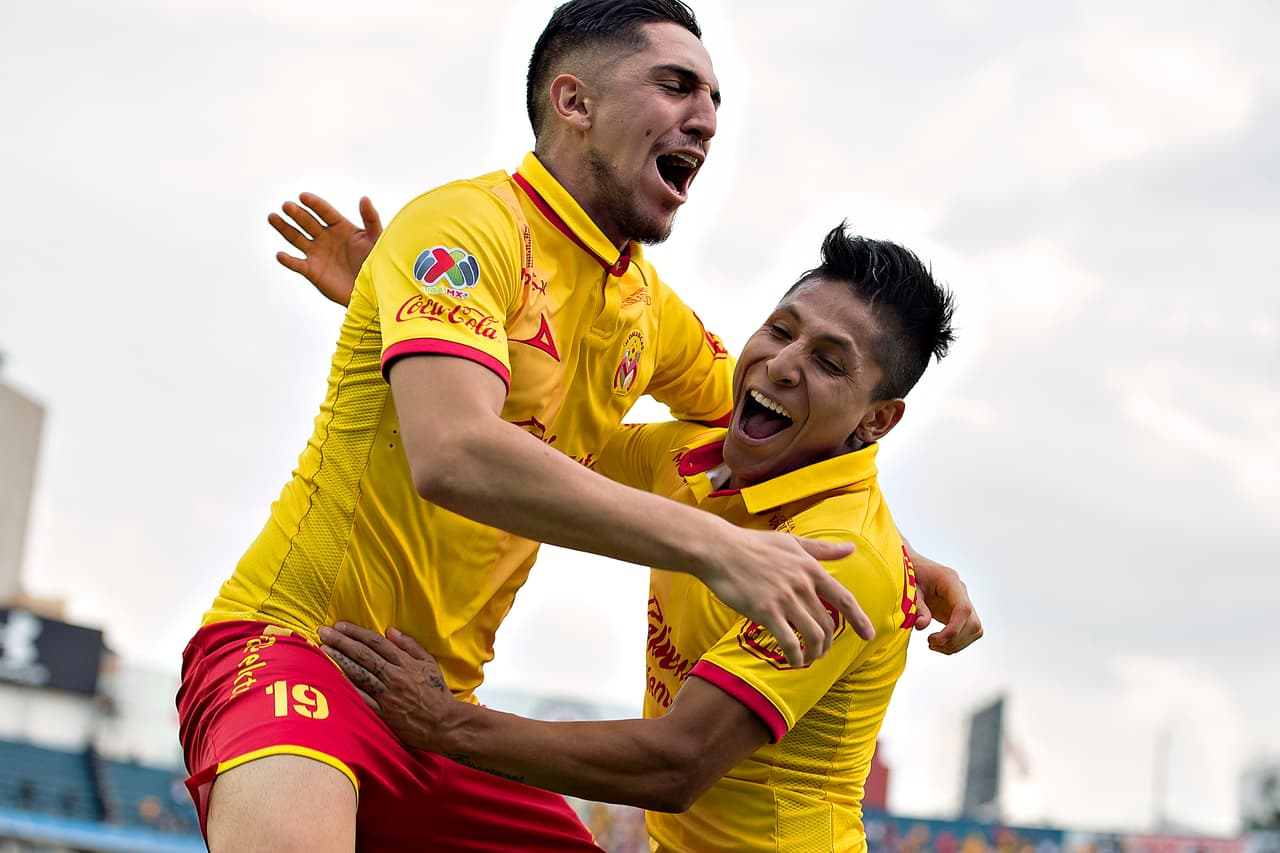 GOLAZO del Morelia. Raúl Mario Ruidíaz ingresa el área por la banda derecha y con la complacencia de la defensa azul dispara al poste izquierdo que Corona que nada pudo hacer.