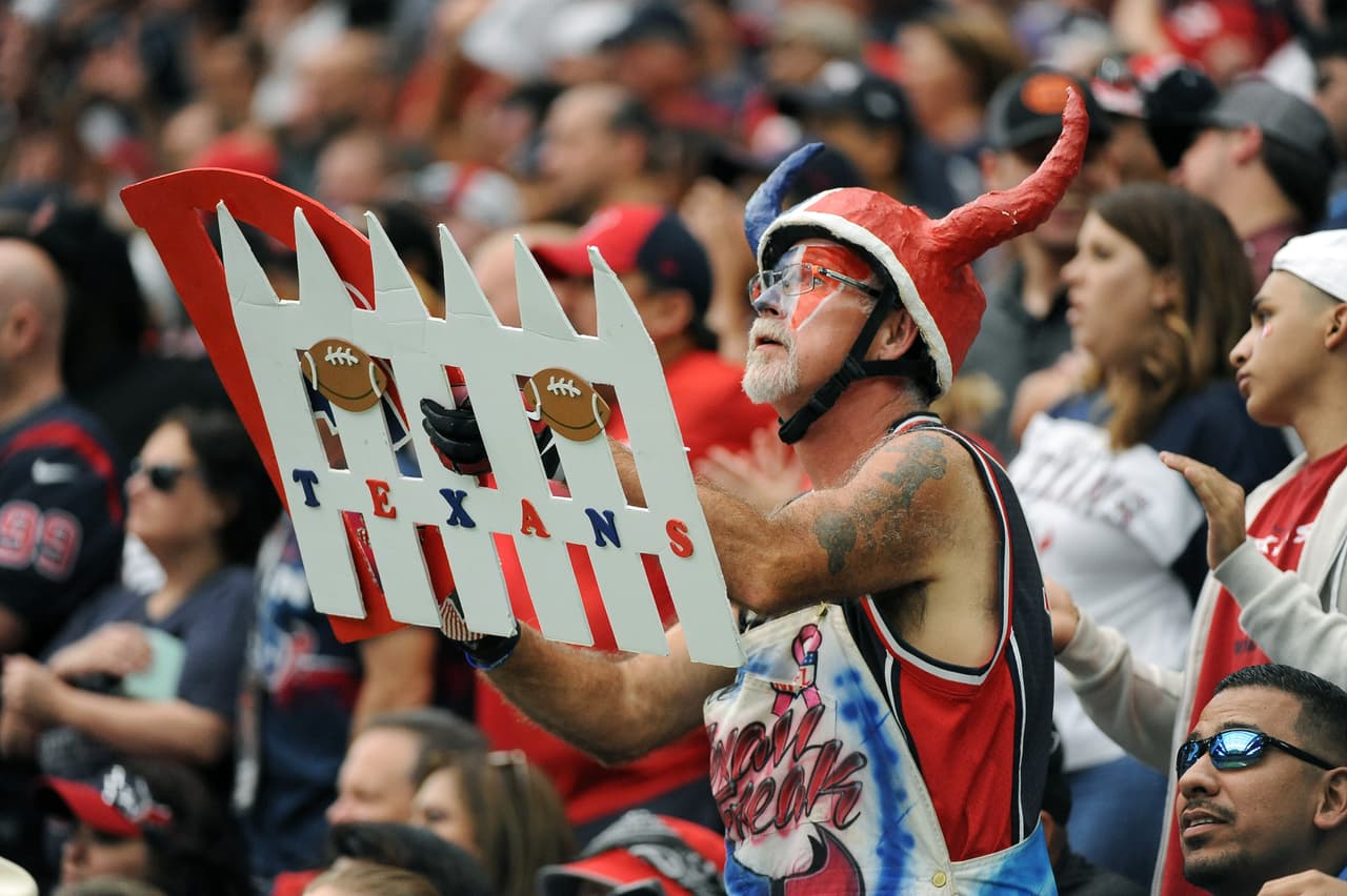 Los outfits, los gritos, las porras, carteles y autógrafos, todo lo que un fan NFL lleva a los partidos.