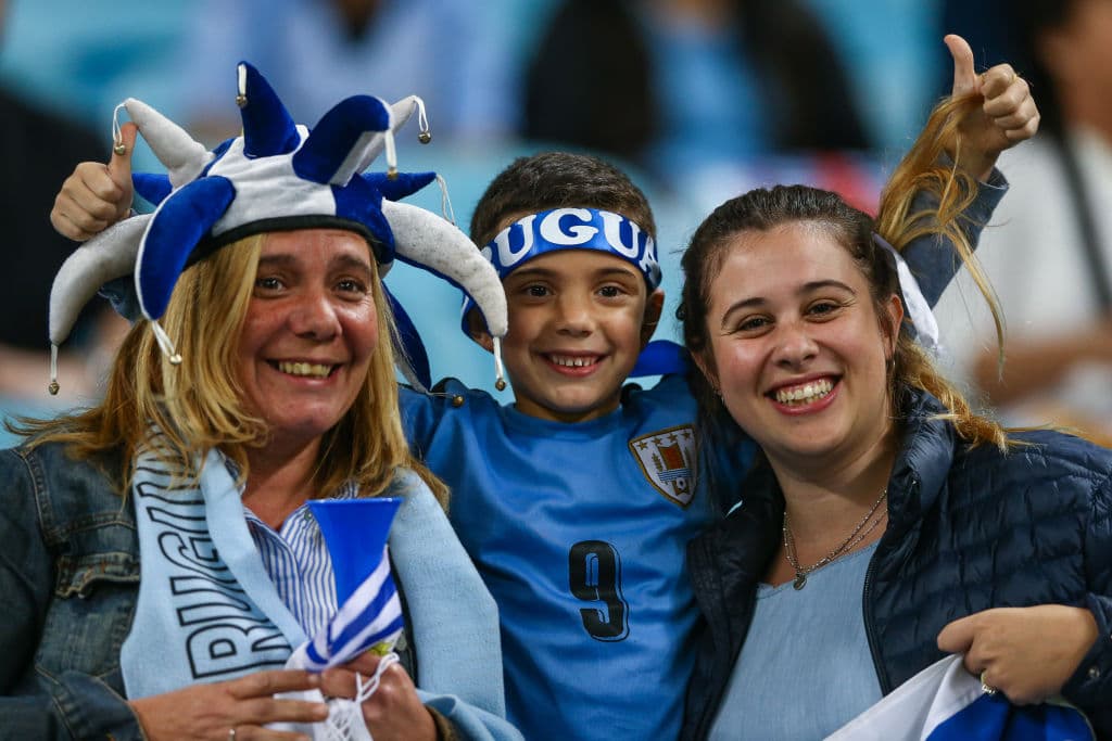 Un increíble colorido y ambiente fueron capaz de genera las aficiones de Uruguay y Japón previo a su encuentro por el Grupo C de la Copa América Brasil 2019. Los seguidores celestes le pusieron ese toque especial, y los nipones no se diga, con sus peculiaridades ambas hinchadas generaron buenas sensaciones en la previa.