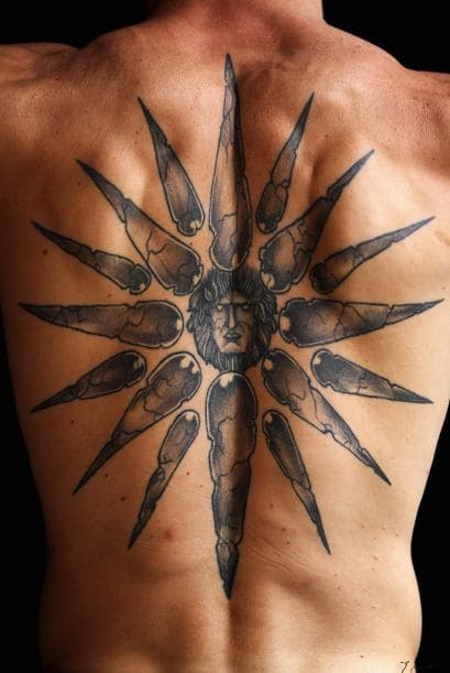 Vista detallada del tatuaje de Michael Katsidis de Australia que representa el Vergina Sun, que es el símbolo del estado griego de Macedonia mientras posa en la conferencia de prensa antes de su pelea por el título mundial en el Wembley Arena.