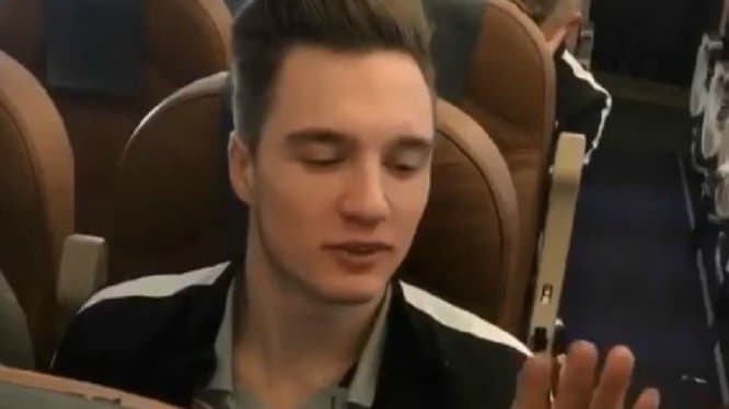 Stanislav Manáyev causó indignación en redes por el video donde se limpia la nariz con un billete.