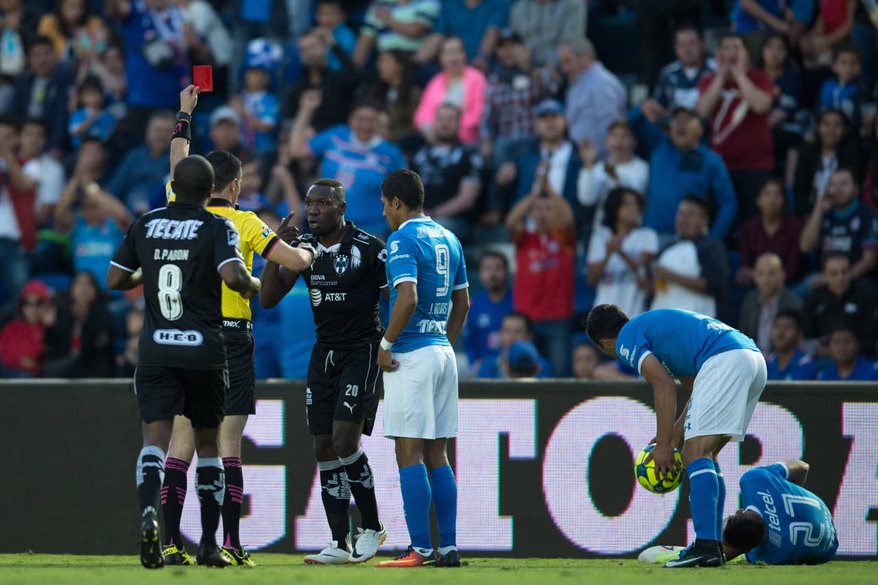 Walter Ayoví se ganó la roja no por intentar agredir al rival, sino por entrada imprudente. Perdió de vista al jugador celeste y le estampó la suela de su botín, justo como el holandés Nigel de Jong se la estampó a Xabi Alonso en el Mundial 2010.