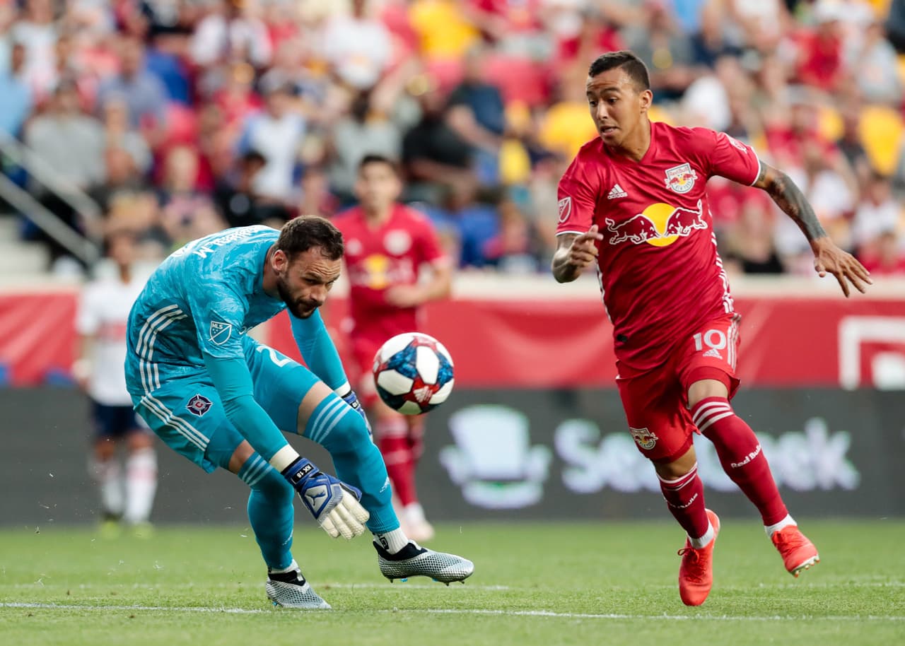 En la acción del primer gol, Alejandro Romero dejó en el camino al arquero Kenneth Kronholm del Chicago Fire.