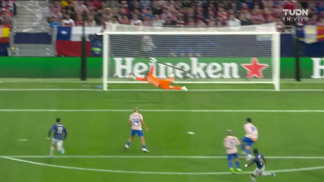 ¡Se vuelve a salvar el Atleti! Madueke saca un zurdazo que rosa el poste