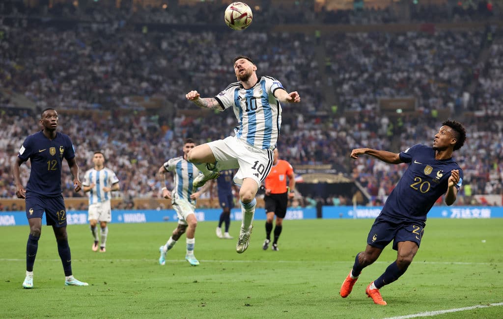 Seguro, hay muchos más que los mostrados aquí. Como si cada jugada o movimiento debiera ser recordado como una joya de colección individual. Cada quien tendrá los suyos que se entrelazan a su memoria.
<br>A 21 años del debut de Lionel Messi, a manera de homenaje, recordamos algunos de los mejores momentos de Lionel Messi a lo largo de esas dos décadas, y un poco más, futbolísticas del ya mítico argentino.