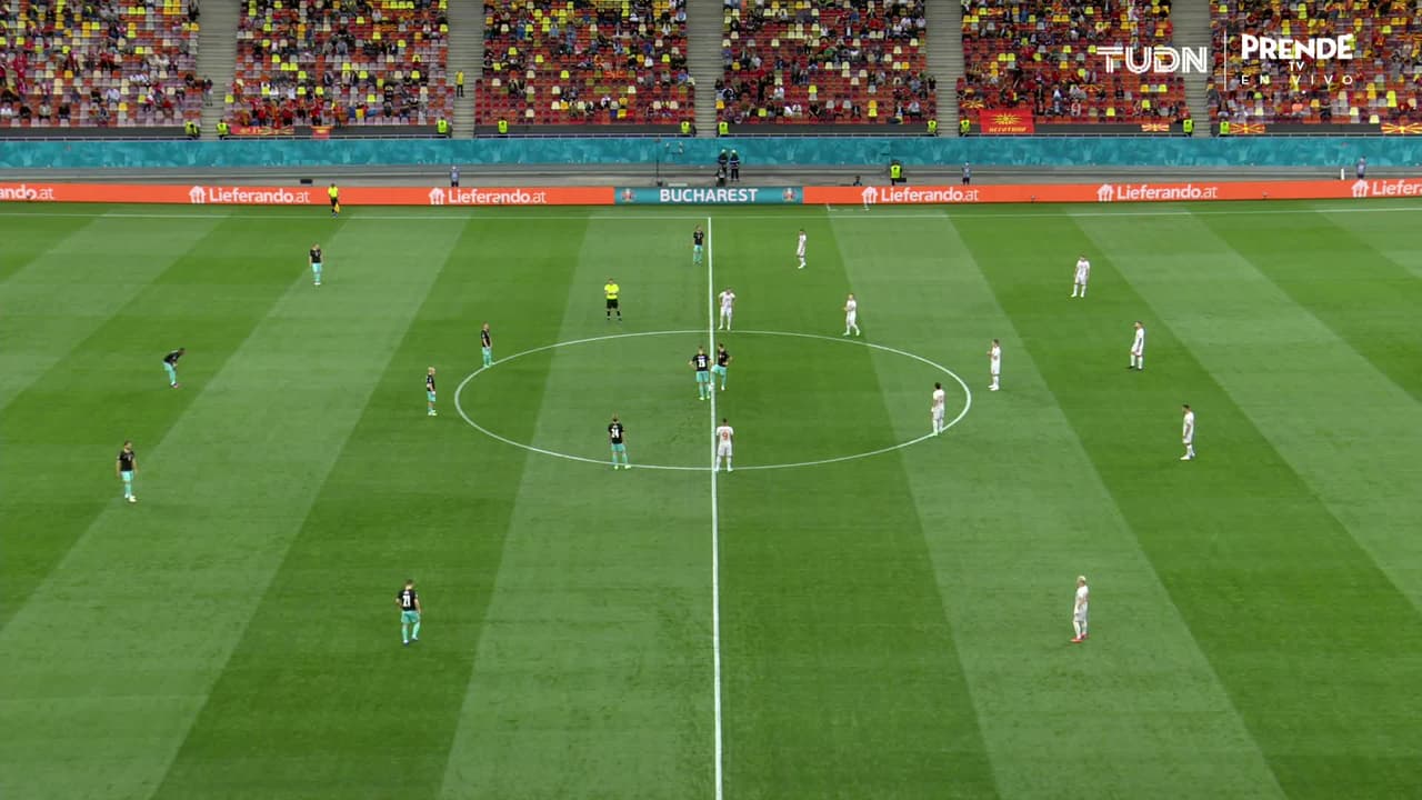 Arranca el partido y la pelota está en juego.