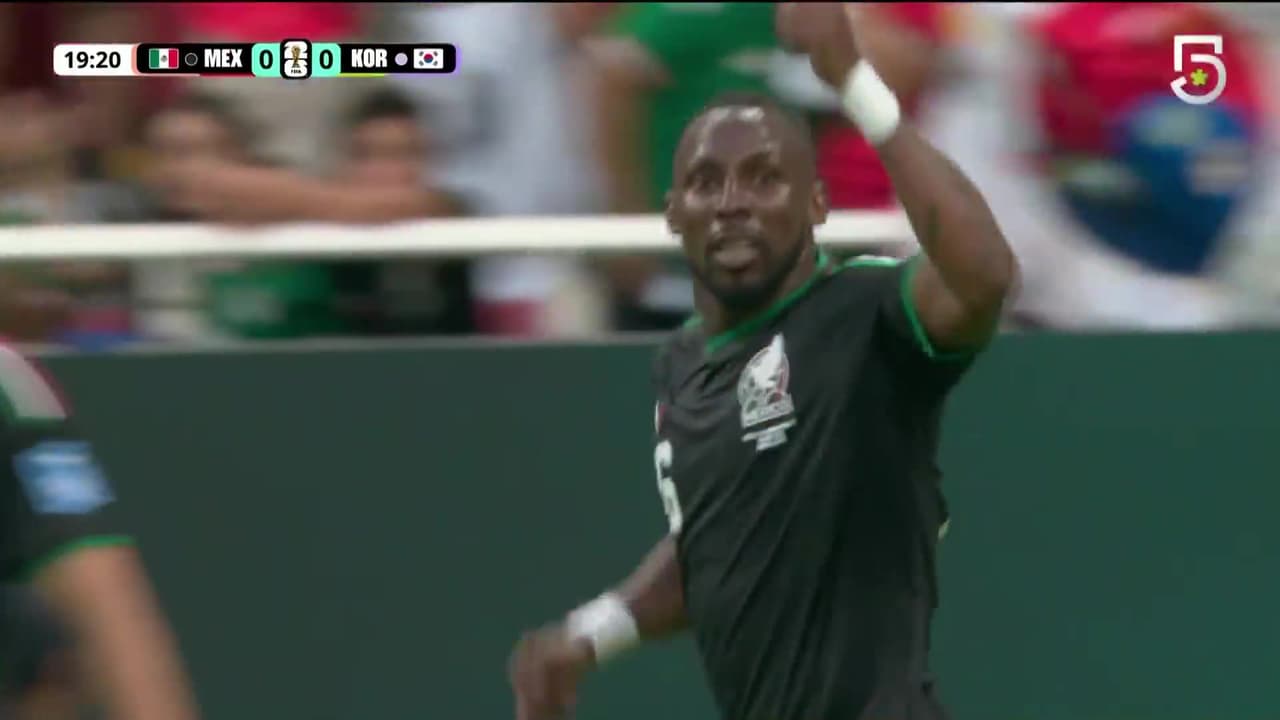 ¡Si Julián Quiñones mete este cabezazo se cae el Estadio Guadalajara!