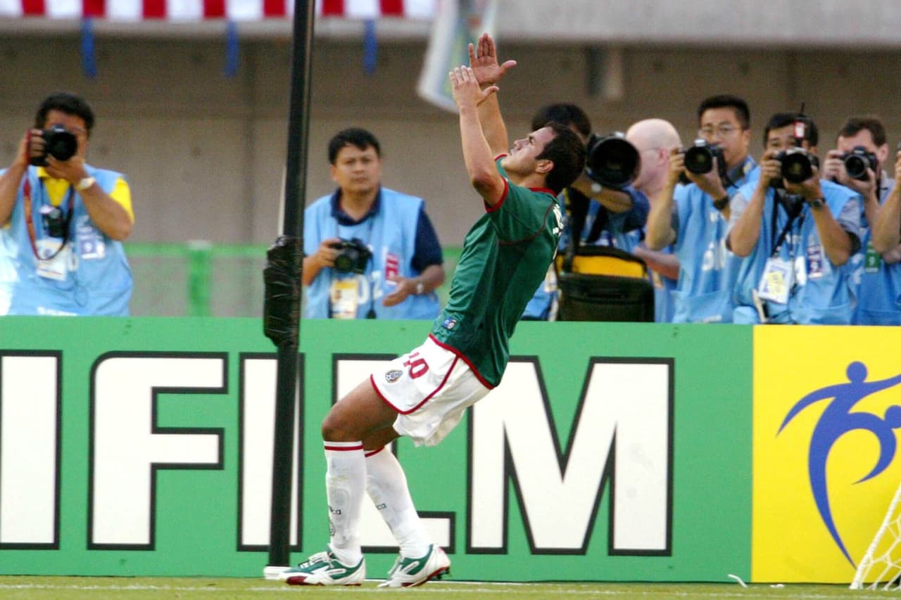La ortodoxa técnica de Cuauhtémoc Blanco también se observaba desde el punto penal, con carreras largas para tomar vuelo y disparos potentes y colocados que prácticamente dejaban parado al portero.