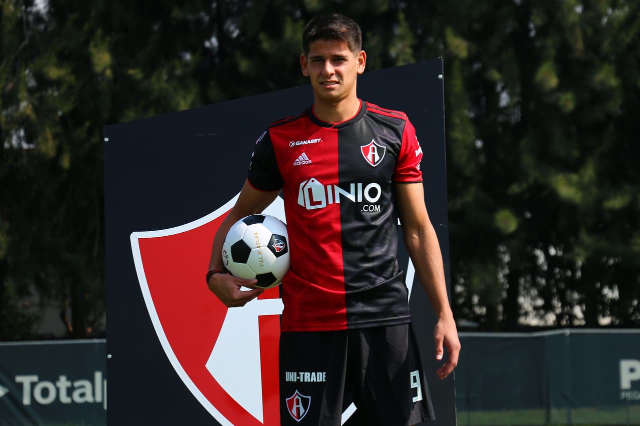 El delantero mide 1,80 metros (5 ft 11 in) y viene en un momento inmejorable, lo que le abrió las puertas en México.