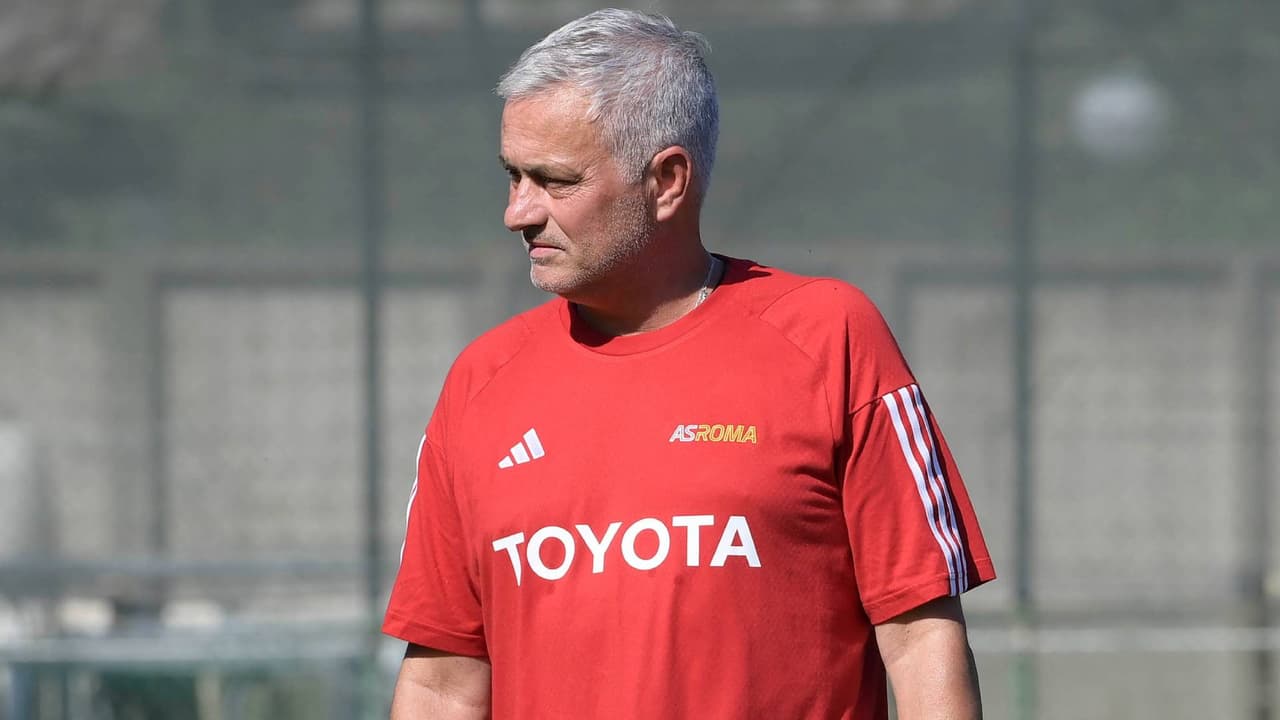 José Mourinho invita a pequeños fans de la Roma al entrenamiento