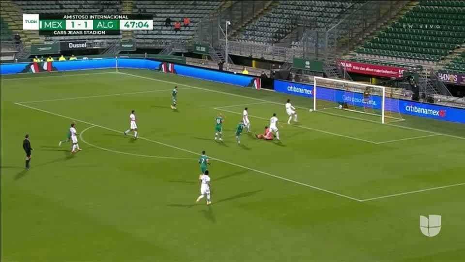 ¡CERCA!. Yacine Brahimi disparó que se estrella en el poste.